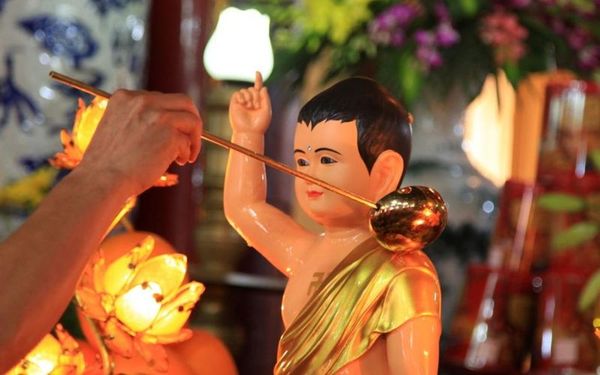 Nghi thức tắm Phật Đản Sanh trong ngày lễ Phật Đản