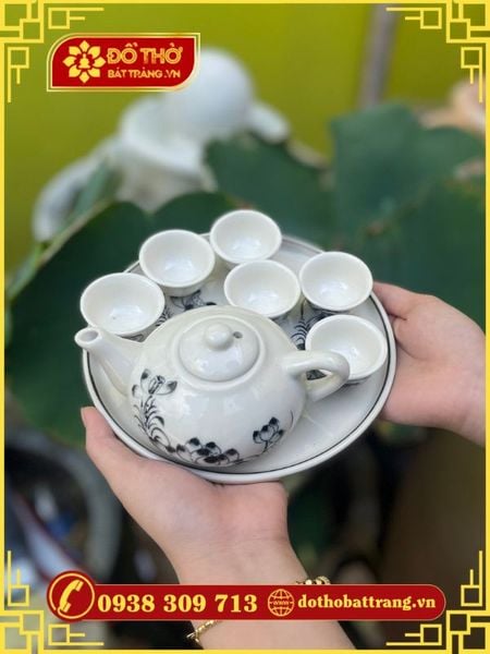 Ý nghĩa của bộ ấm chén thờ cúng không thể thiếu trên bàn thờ gia tiên
