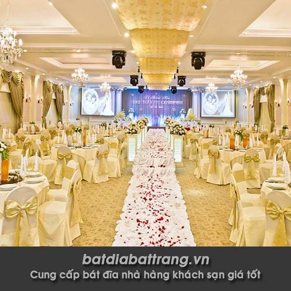 Các mẫu thiết kế không gian nhà hàng tiệc cưới đẹp và hút khách