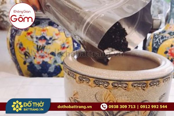 Tại sao phải dùng tro bốc bát hương Thần Tài?