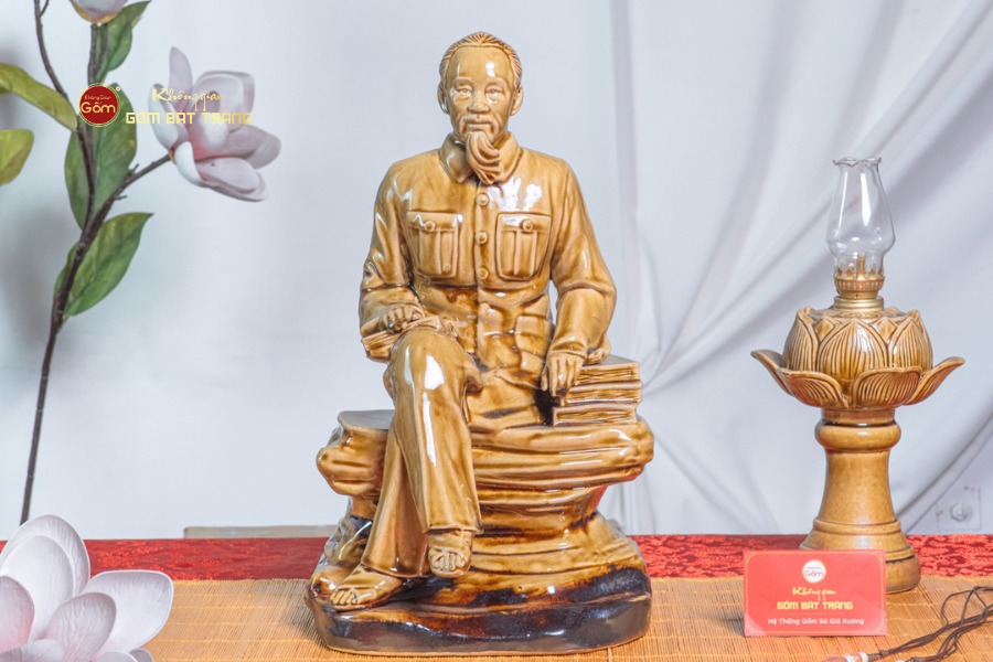 Tượng Bác Hồ Ngồi Bệ Đá