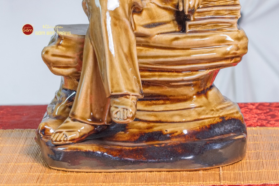 Tượng Bác Hồ Ngồi Bệ Đá