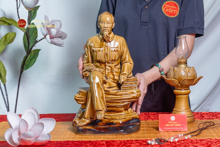 Tượng Bác Hồ Ngồi Bệ Đá