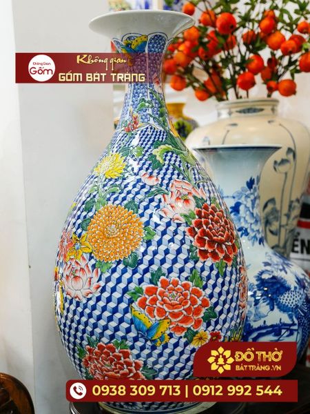 Bày trí bình hoa gốm sứ trang trí phòng khách thu hút tài lộc