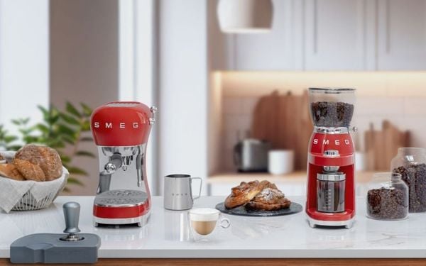 Ấm đun siêu tốc Smeg