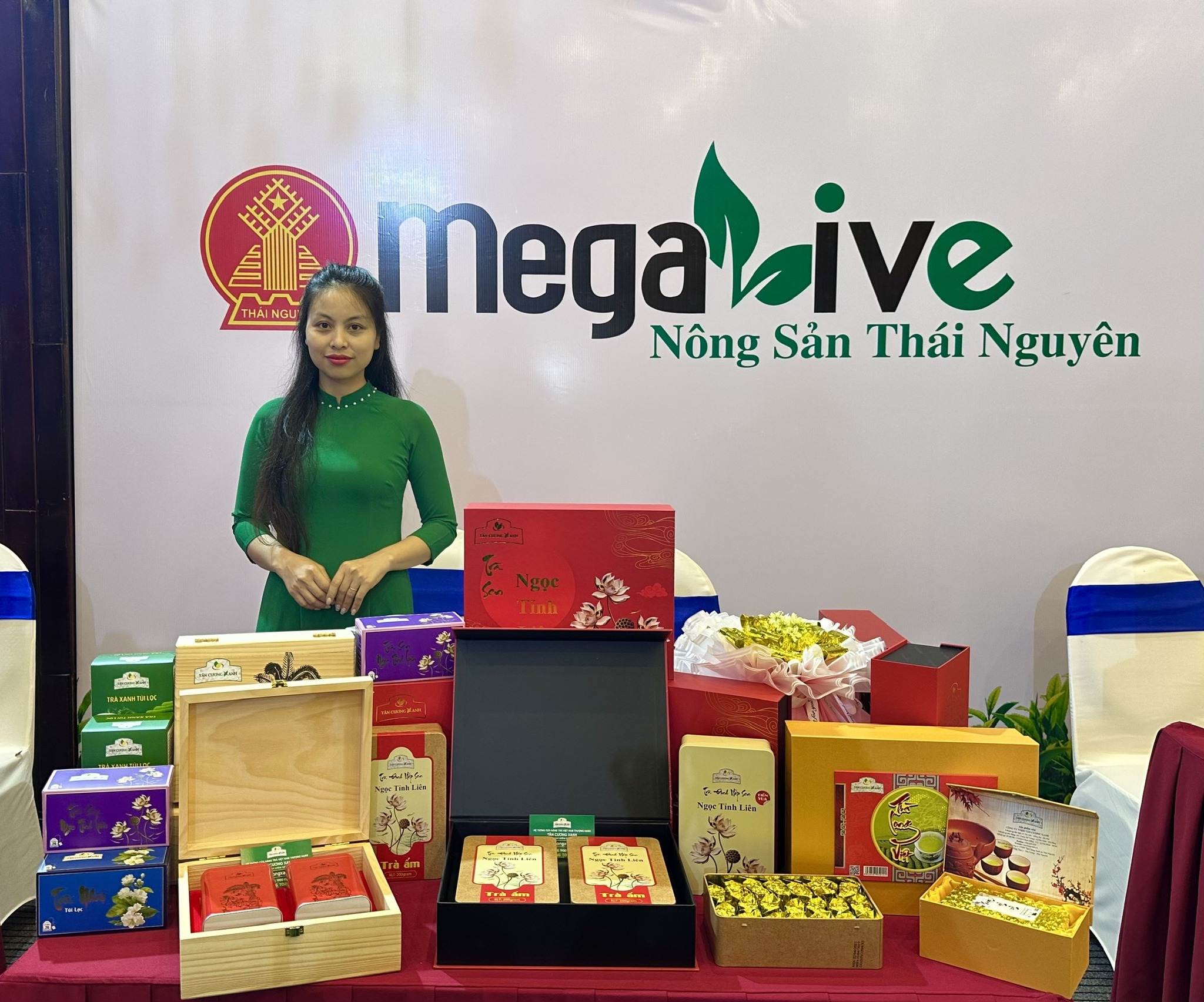 Hộp Trà Tân Cương Xanh – Quà Tặng Cao Cấp, Đậm Vị Truyền Thống, Sang Trọng Quý Phái