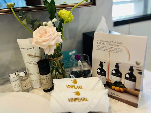 Anne Semonin hân hạnh đồng hành cùng Akoya Spa trong buổi vinh danh này