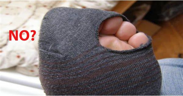 Không mang tất bị dơ, rách rưới