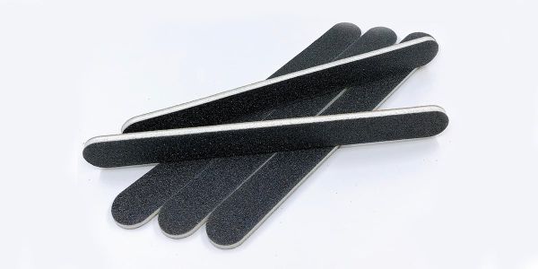 Giấy nhám hoặc giũa