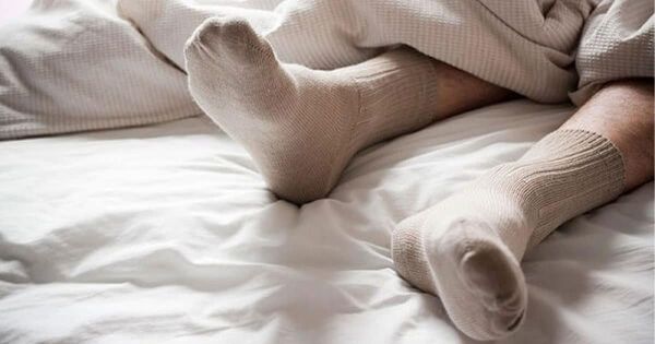 Mang tất khi ngủ giúp bạn cải thiện giấc ngủ