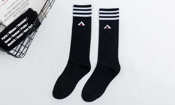 Những mẫu tất đen cổ cao dáng đẹp cho phái mạnh