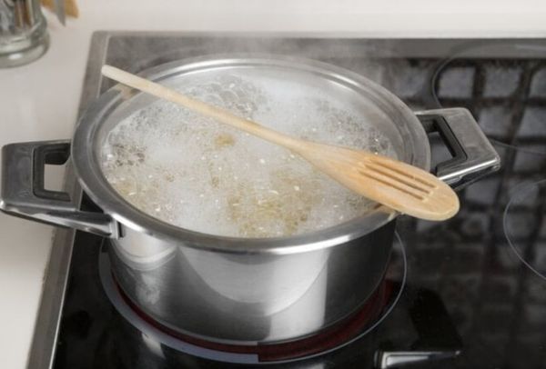 dat thia go ngang noi nuoc dang soi