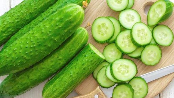 Trị thâm môi bằng dưa leo