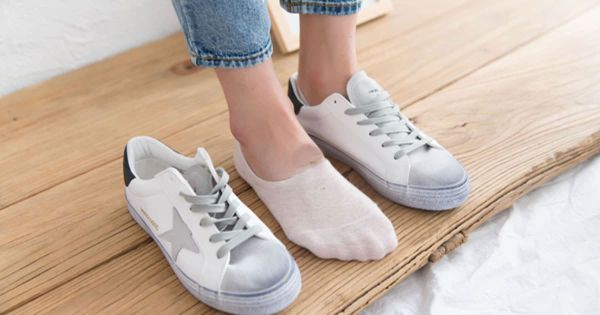 Tất tràng hình trắng phối với giày