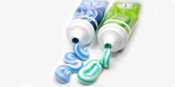 Tips trị thâm môi bằng kem đánh răng