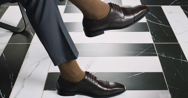 Tất nam công sở kết hợp với giày tây