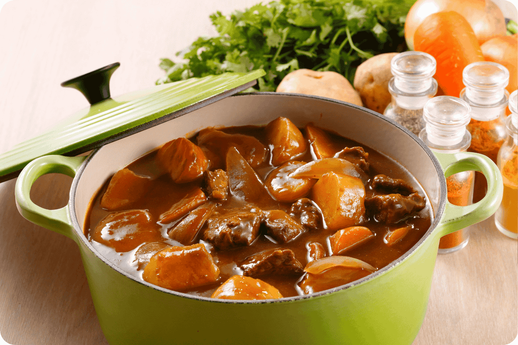 Nồi bò kho với thịt bò mềm, cà rốt và sả thơm