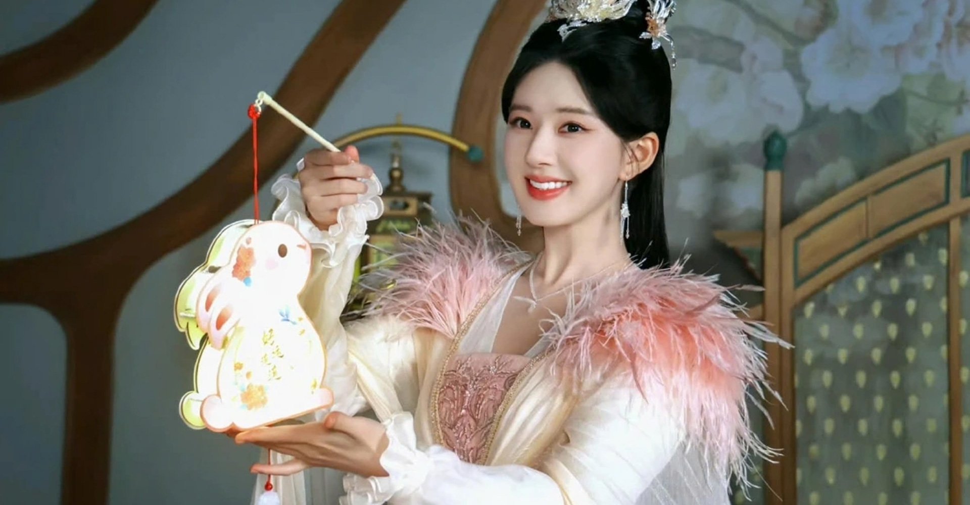 [Báo Phụ Nữ Thủ Đô] Triệu Lộ Tư dùng gì để có da căng mướt: Toner chống oxy hóa, kem chống nắng 5 triệu vừa tốt lại thơm