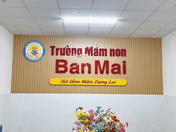 Thi Công Bảng Hiệu Mica Chữ Nổi Đa Dạng Mẫu Mã Và Màu Sắc Tại TPHCM