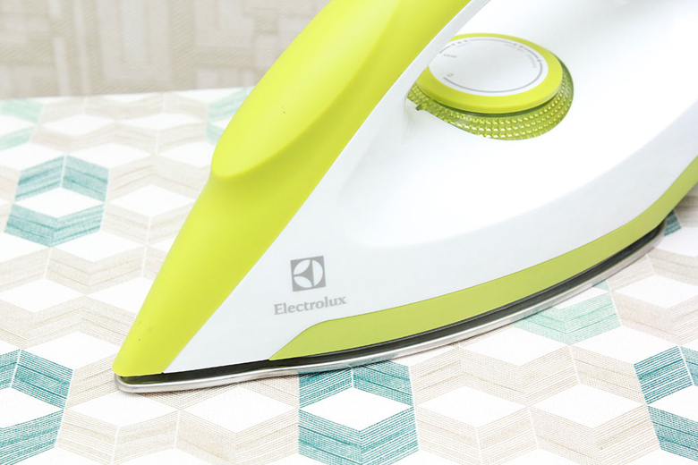 Bàn ủi khô Electrolux EDI1014 – Đầu mũi nhọn và đường rãnh cúc 2 bên