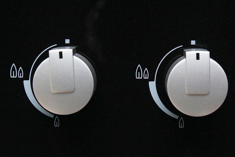Đánh lửa IC nhạy bén, bắt lửa nhanh, nút vặn dễ thao tác - Bếp gas âm Electrolux EGT8028CK