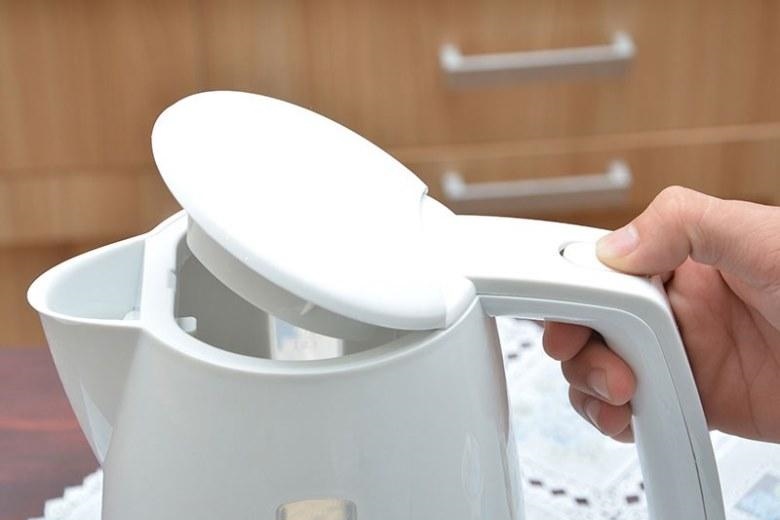 Nút mở nắp được bố trí trên tay cầm Nút mở nắp được bố trí trên tay cầm