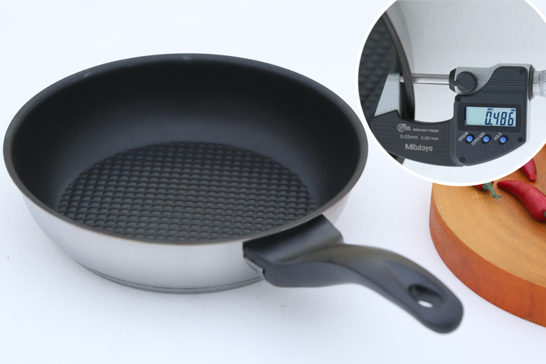 Chảo chống dính có độ dày khoảng 0,5 mm Chảo chống dính có độ dày khoảng 0,5 mm