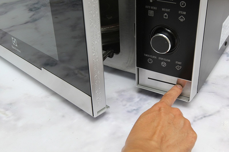 Lò vi sóng Electrolux EMS3087X