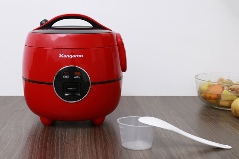 Nồi cơm nắp gài Kangroo KG822 đỏ-1