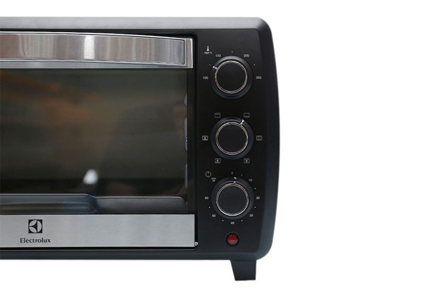 Lò nướng Electrolux EOT4805K với núm xoay dễ dàng sử dụng