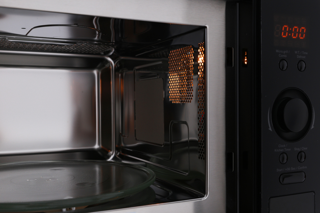 Bên trong khoang lò có đèn giúp quan sát bên trong lò dễ dàng - Lò vi sóng âm Electrolux EMS2540X 25 lít