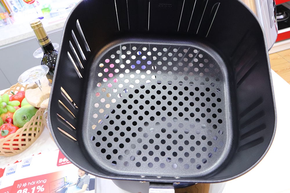 Lồng nồi của nồi chiên không dầu Malloca MAF-06 dễ vệ sinh