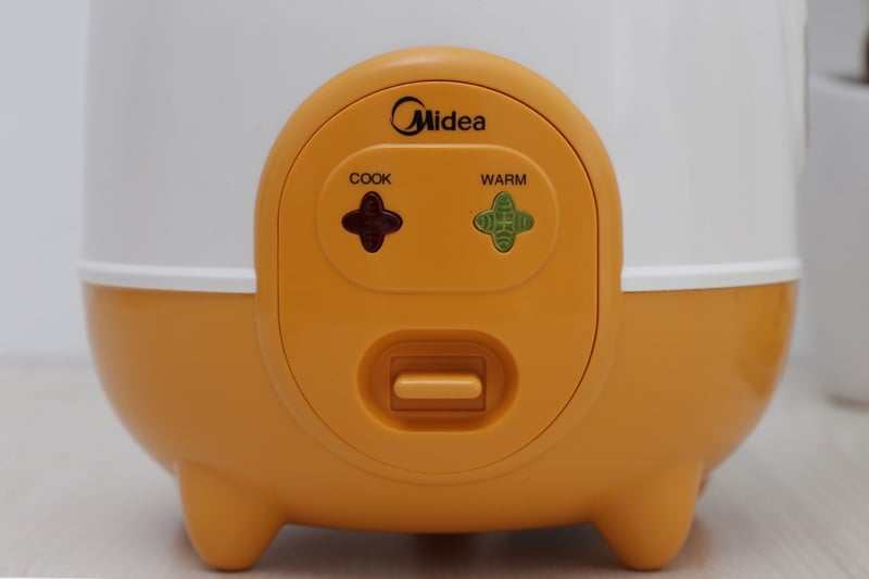 Nồi cơm điện Midea MR-CM06SD Nồi cơm điện Midea MR-CM06SD