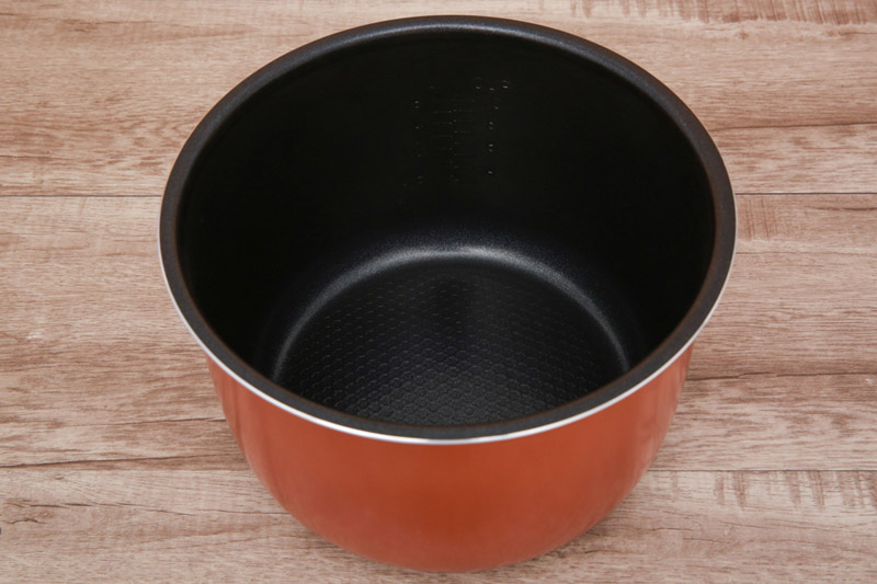 Lòng nồi chống dính bền tốt - Nồi cơm điện nắp gài Kangaroo 1.8 lít KG835