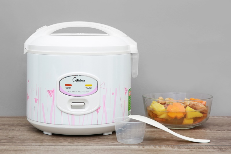 Thiết kế đơn giản, trang nhã, màu trắng tươi sáng - Nồi cơm nắp gài Midea 1.5 lít MR-CM1533 Thiết kế đơn giản, trang nhã, màu trắng tươi sáng - Nồi cơm nắp gài Midea 1.5 lít MR-CM1533