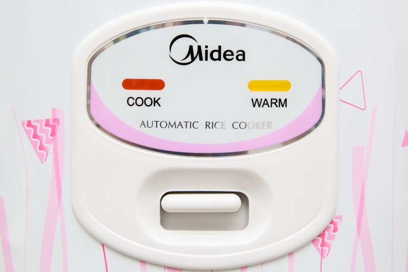 Điều khiển nút gạt dễ dàng - Nồi cơm nắp gài Midea 1.5 lít MR-CM1533 Điều khiển nút gạt dễ dàng - Nồi cơm nắp gài Midea 1.5 lít MR-CM1533