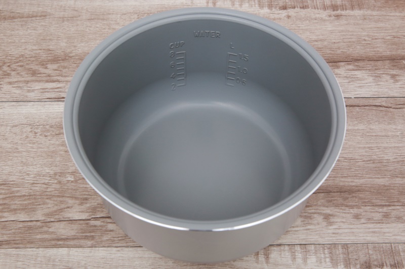 Lòng nồi dày bằng chất liệu hợp kim nhôm tráng men chống dính - Nồi cơm nắp gài Midea 1.5 lít MR-CM1533 Lòng nồi dày 1.7 mm bằng chất liệu hợp kim nhôm tráng men chống dính - Nồi cơm nắp gài Midea 1.5 lít MR-CM1533