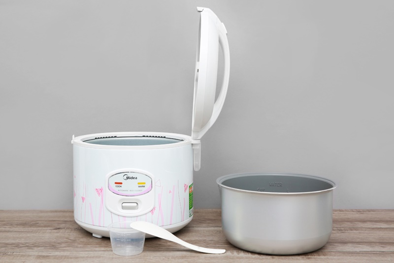 Tặng kèm muỗng xới cơm, cốc đong gạo - Nồi cơm nắp gài Midea 1.5 lít MR-CM1533 Tặng kèm muỗng xới cơm, cốc đong gạo - Nồi cơm nắp gài Midea 1.5 lít MR-CM1533