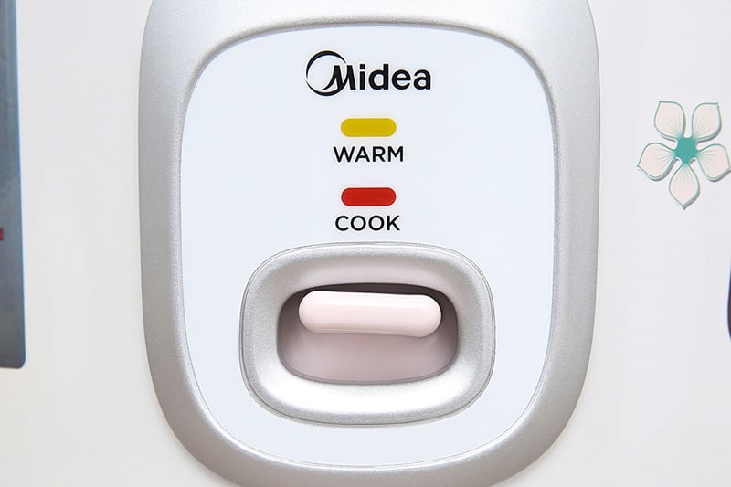 Dễ dùng - Nồi cơm nắp gài 1.8 lít Midea MR-CM1825