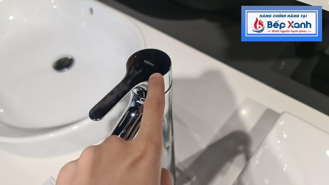 Ký hiệu đường nước trên tay gạt dễ phân biệt