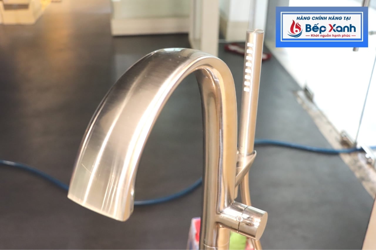 Lớp mạ chrome giúp vòi TBP01301A luôn sáng bóng