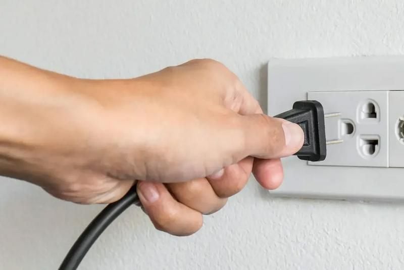 Mất nguồn điện và điện áp không ổn định là nguyên nhân khiến tủ đông không chạy