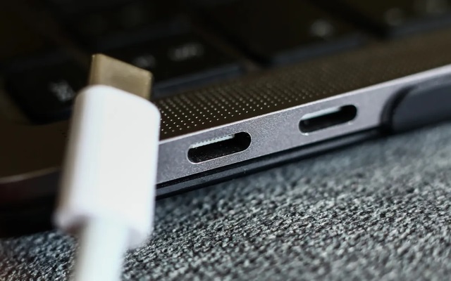 == Dùng sạc laptop để sạc điện thoại: Có nên không ???  ==