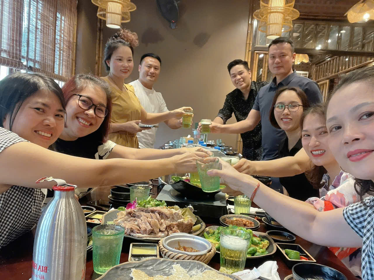 Về Bếp 3 Miền uống bia hơi Hà Nội trong phòng lạnh