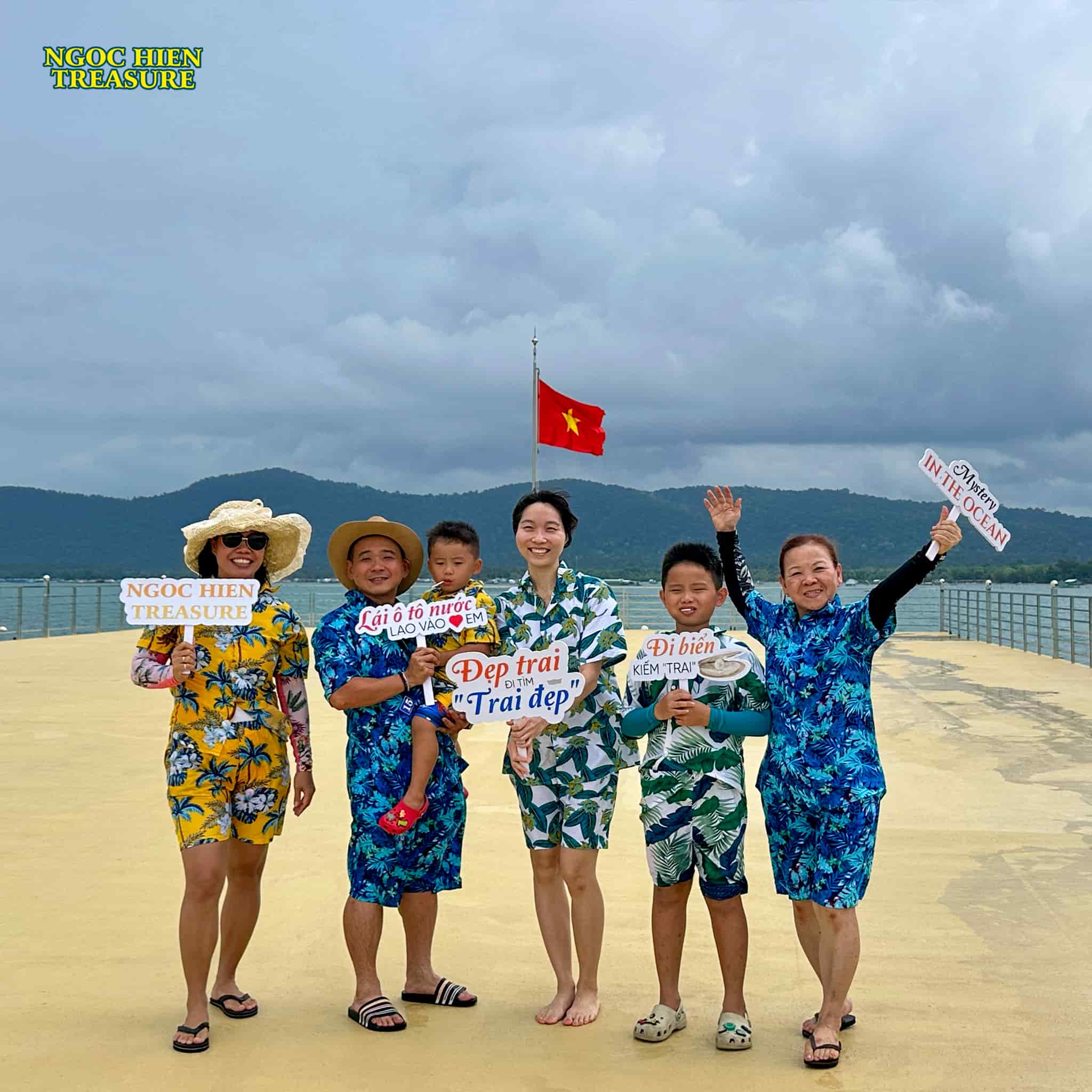 Du khách trải nghiệm tour thu hoạch ngọc trai tại nông trại ngọc trai Phú Quốc