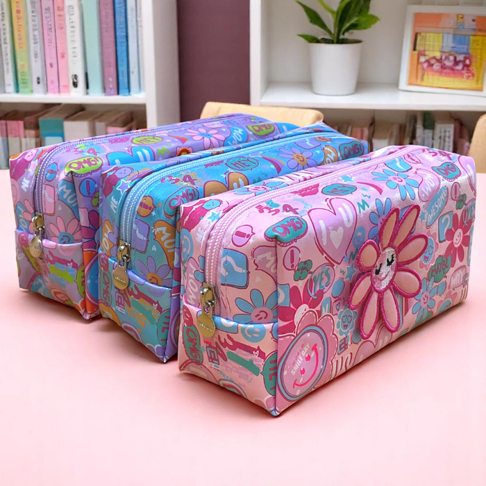 Túi đựng bút bằng chất liệu PU chống thấm nước, thiết kế hình hoa dễ thương, màu sắc nổi bật, khóa kéo bền chắc, thích hợp đựng dụng cụ học tập hoặc đồ cá nhân. Sản phẩm nhỏ gọn, tiện lợi, phù hợp với nhiều mục đích sử dụng hằng ngày.