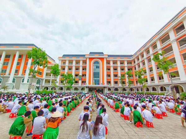 Sân trường rỗng rãi, sạch đẹp đảm bảo cho các hoạt động sinh hoạt của nhà trường.
