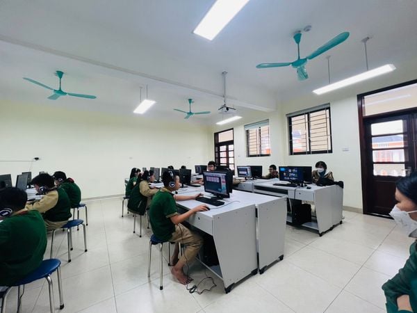 Sân trường rỗng rãi, sạch đẹp đảm bảo cho các hoạt động sinh hoạt của nhà trường.