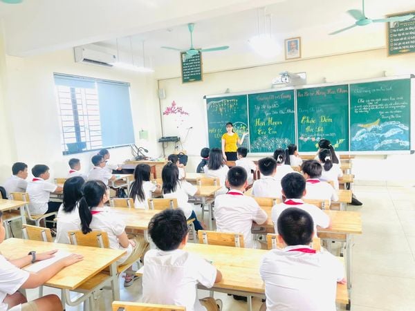 Sân trường rỗng rãi, sạch đẹp đảm bảo cho các hoạt động sinh hoạt của nhà trường.