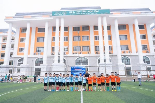 Sân trường rỗng rãi, sạch đẹp đảm bảo cho các hoạt động sinh hoạt của nhà trường.